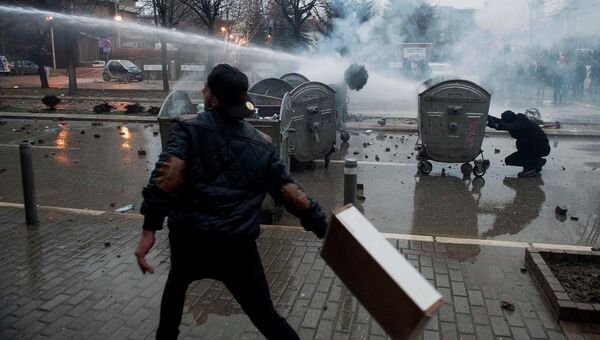 Полиция применяет водометы во время столкновений с демонстрантами в Приштине, Косово. 27 января 2015 год. Архивное фото