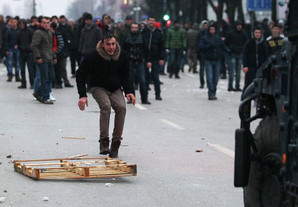 Участник акции протеста во время столкновений с полицией в Приштине, Косово. 27 января 2015 год