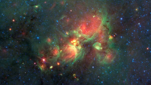 Фотография с телескопа Спитцер, в центре которой можно увидеть желтые шары - зародыши крупных звезд