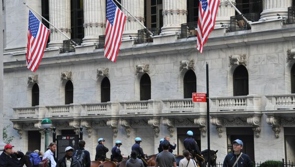 Конные полицейские у здания валютной биржи в Нью-Йорке