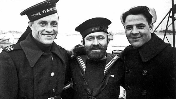 Русский, английский и американский матросы на Графской пристани в Севастополе в дни работы Ялтинской конференции. 1945