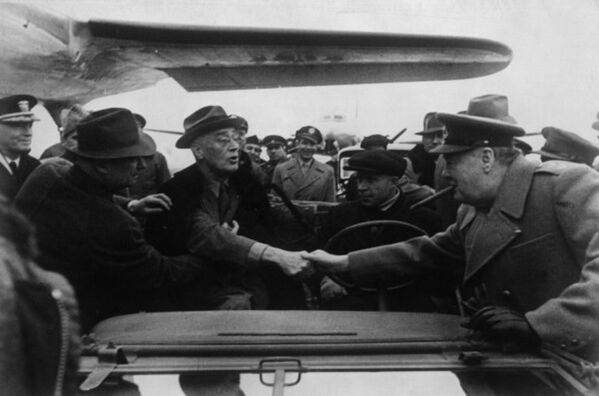 Президент США Франклин Делано Рузвельт и премьер-министр Великобритании Уинстон Черчилль на Ялтинской конференции. 1945
