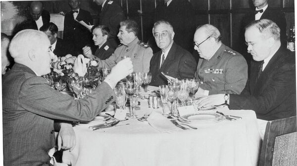 Премьер-министр Великобритании Уинстон Черчилль, Президент США Франклин Делано Рузвельт и Маршал СССР Иосиф Виссарионович Сталин на Ялтинской конференции. 1945
