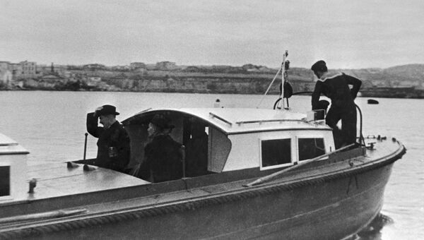 Министр иностранных дел Великобритании Иден на борту катера, отходящего от Графской пристани в Севастополе