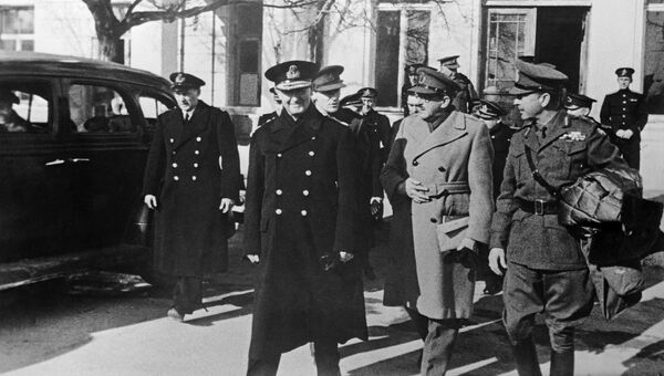 После совещания группа английских офицеров выходит из здания штаба Черноморского флота в городе Севастополе
