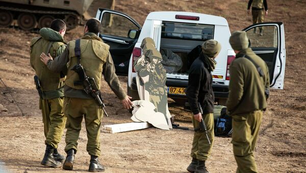 Израильские солдаты на Голанских высотах, недалеко от границы с Сирией