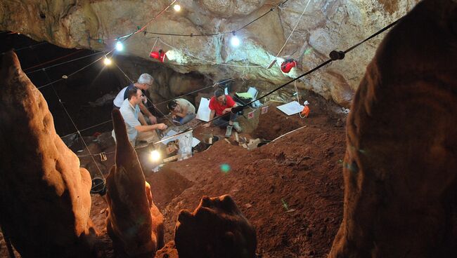 Авторы статьи во время раскопок в пещере Мано Авторы статьи во время раскопок в пещере Мано
