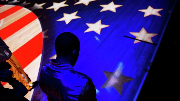 Человек на фоне американского флага. Архивное фото