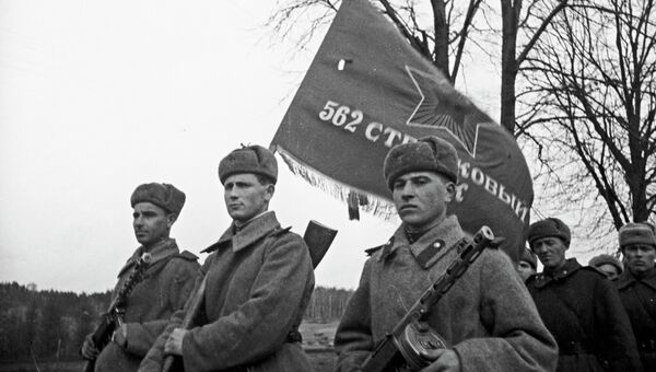 Бойцы 562-го стрелкового полка со своим знаменем. В окрестностях города Данцига (Гданьск), Польша. Март 1945 года