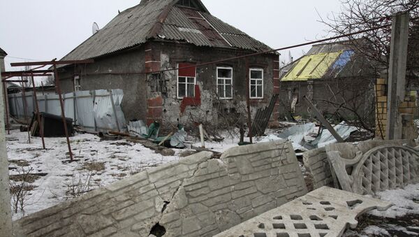 Разрушенный в результате обстрела частный жилой дом в Петровском районе Донецка. Архивное фото