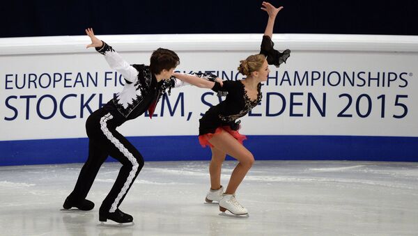 Александра Степанова и Иван Букин (Россия) выступают с короткой программой в танцах на льду на чемпионате Европы