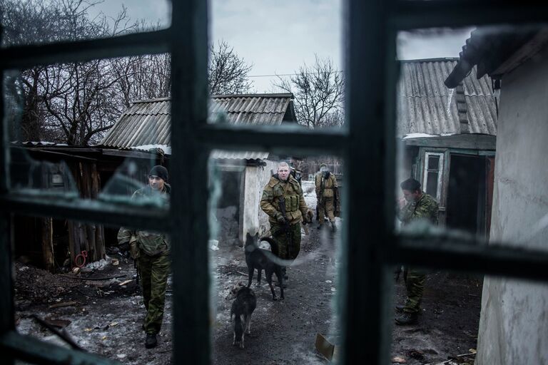 Ополченцы Донецкой народной республики патрулируют территорую возле города Дебальцево