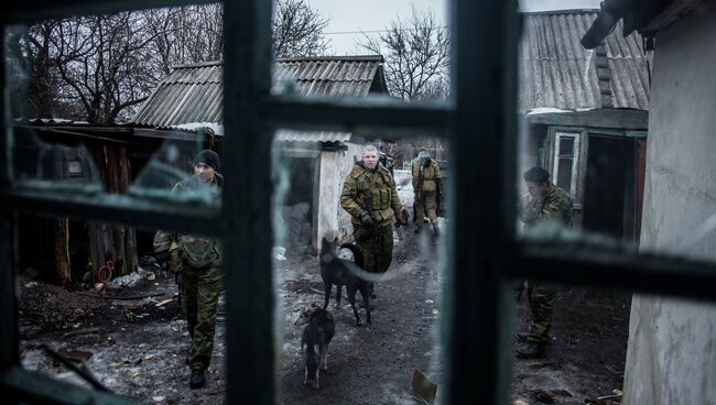 Ополченцы Донецкой народной республики патрулируют территорую возле города Дебальцево