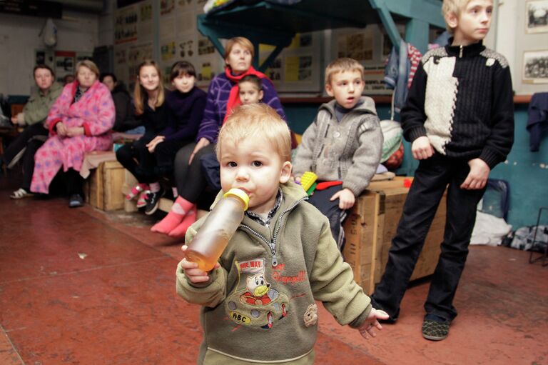 Жители Донецка в бомбоубежище во время обстрела