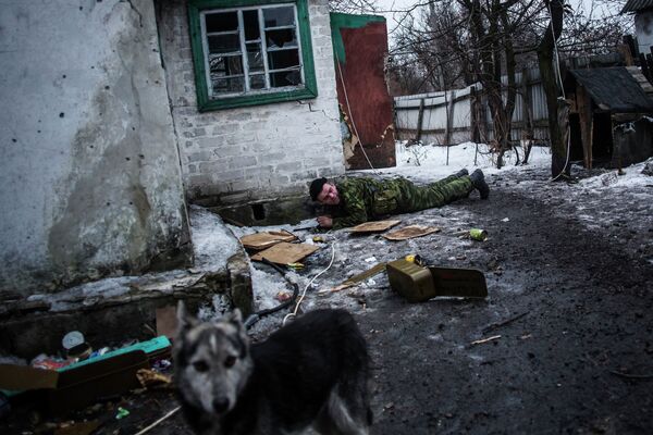 Ополченцы Донецкой народной республики патрулируют территорую возле города Дебальцево