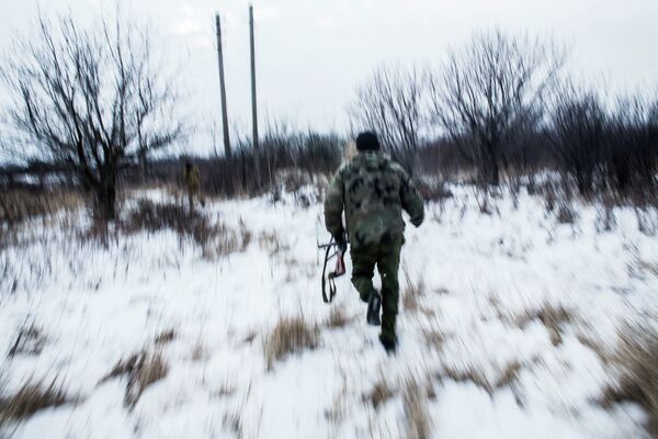Ополченцы Донецкой народной республики патрулируют территорую возле города Дебальцево