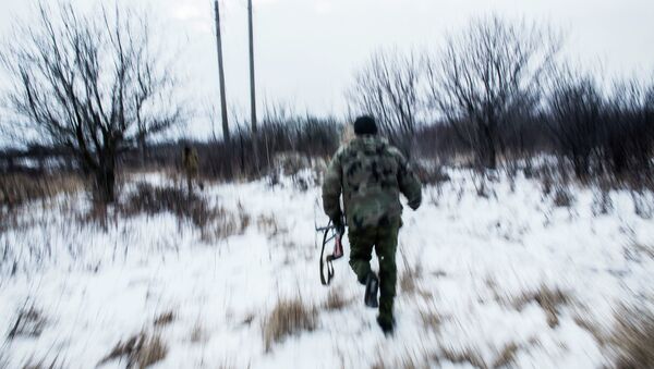 Ополченцы Донецкой народной республики патрулируют территорию возле города Дебальцево