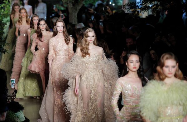 Показ коллекции Elie Saab в рамках недели высокой моды в Париже. 2015 год