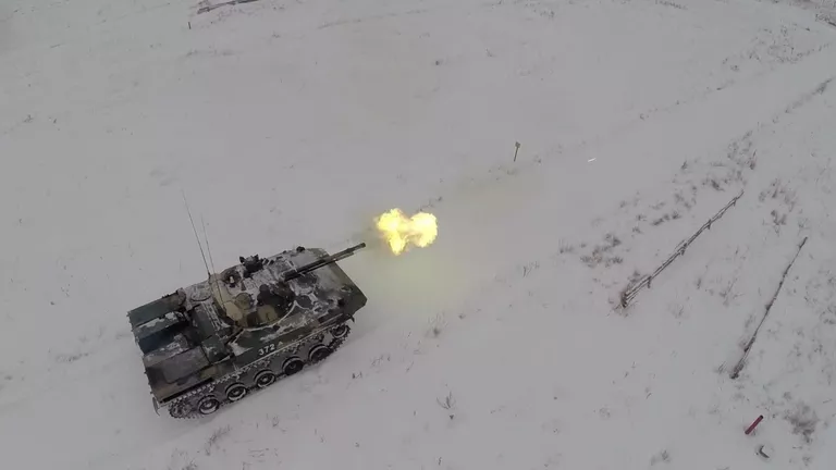 Боевые маневры и стрельба на ходу: как испытывали БМД-4М в Рязанской области Боевые маневры и стрельба на ходу: как испытывали БМД-4М в Рязанской области