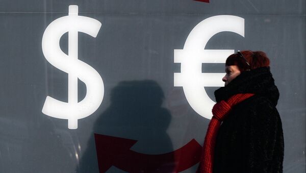 Знаки доллара и евро. Архивное фото