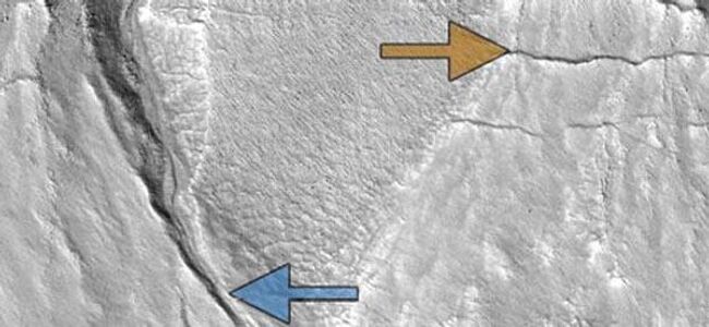 Снимок с камеры HiRISE на борту зонда MRO, на котором отмечены марсианские овраги