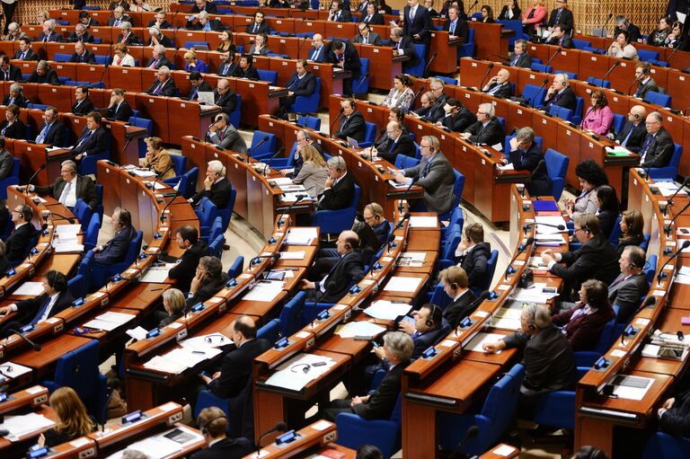 Делегаты в зале на пленарном заседании зимней сессии Парламентской ассамблеи Совета Европы (ПАСЕ)