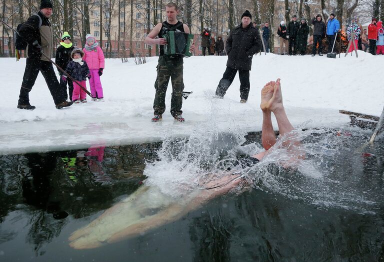 Человек ныряет в ледяную воду. Санкт-Петербург. 25 января 2015