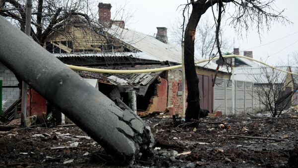 Разрушенный в результате обстрела частный жилой дом в Петровском районе Донецка