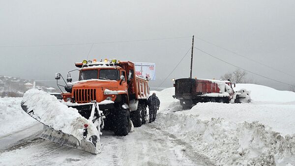 Атомобили специализированной пожарно-спасательной части очищают дорогу от снежных заносов