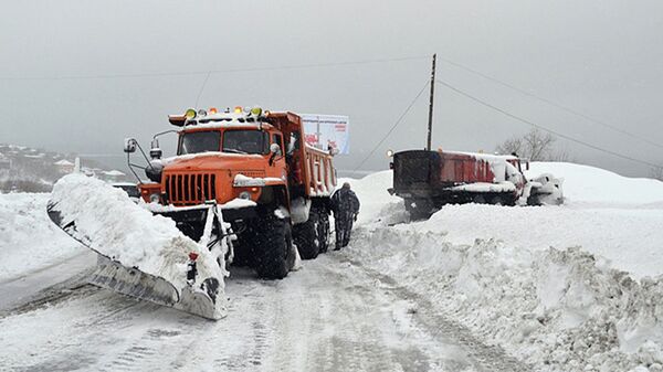 Атомобили МЧС очищают дорогу от снежных заносов. Архивное фото