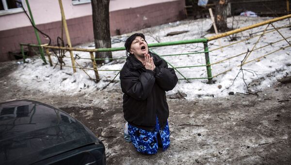 Жительница Донецка умоляет президента Украины Петра Порошенко прекратить обстрел города