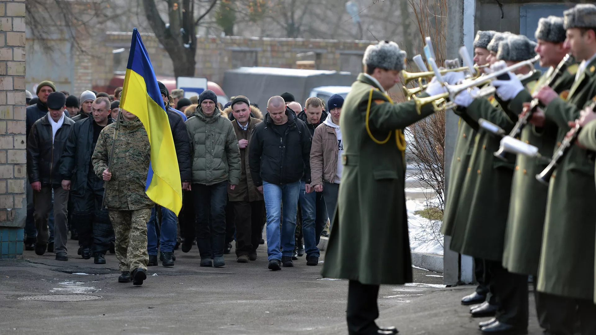 Украина для войны с Россией мобилизует в основном русскоязычных - источник РИА Новости