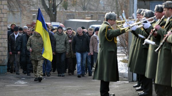 Призывники и военный духовой оркестр на одном из призывных пунктов в Киеве