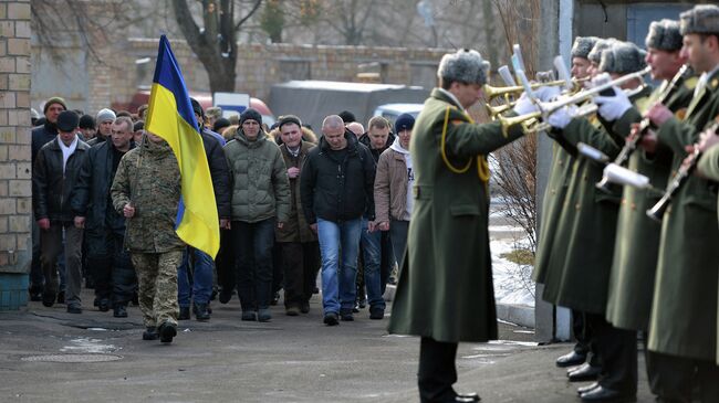 Призывники в украинскую армию на одном из призывных пунктов в Киеве. Архивное фото