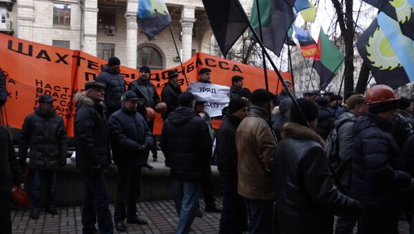 Шахтеры стучали касками на митинге у здания министерства энергетики в Киеве