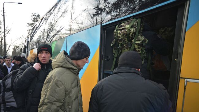 Призывники в украинскую армию на одном из призывных пунктов. Архивное фото