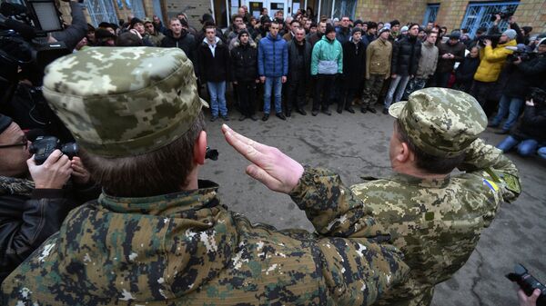 Призывники в украинскую армию на одном из призывных пунктов. Архивное фото