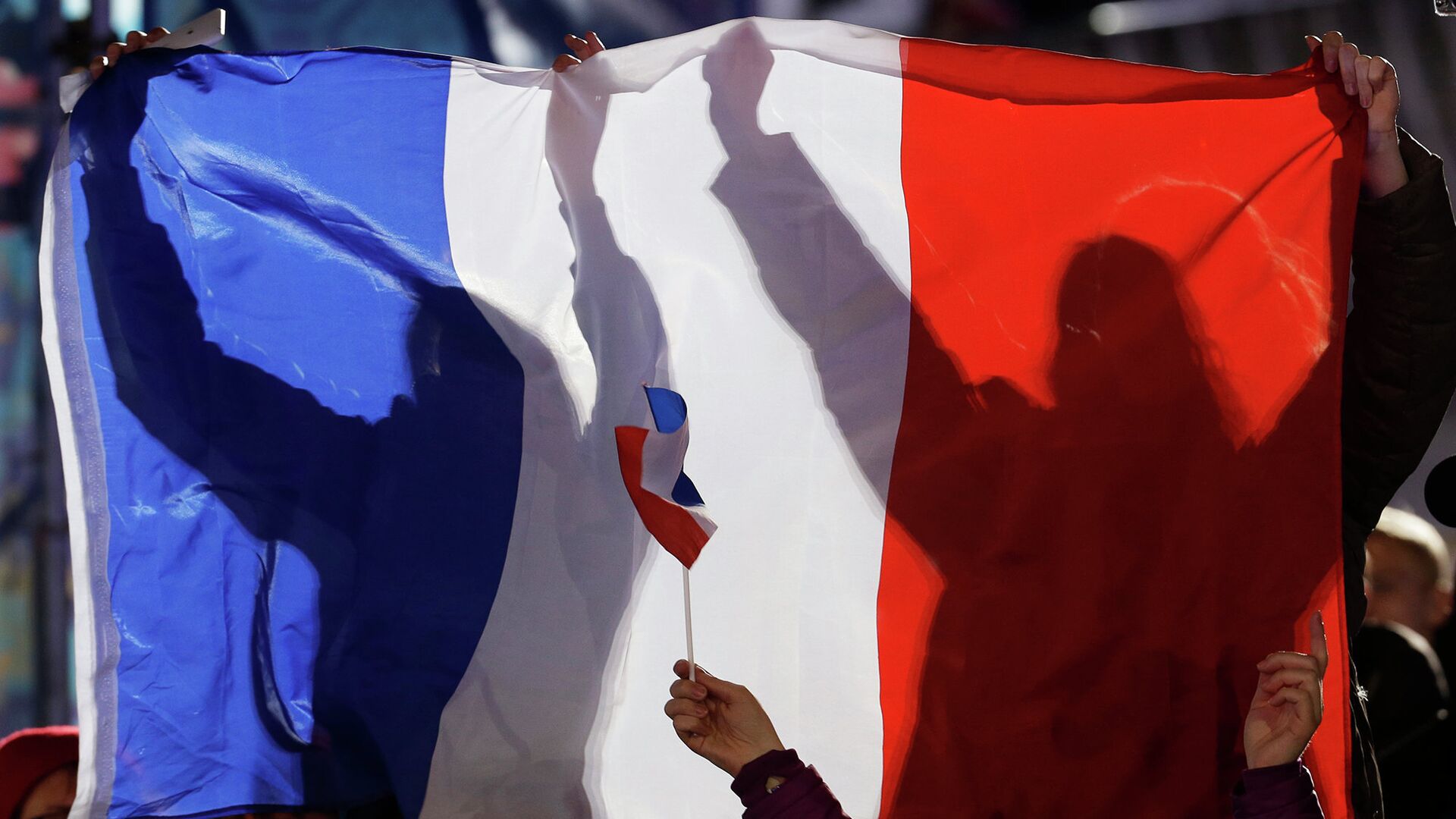 Люди держат флаг Франции - РИА Новости, 1920, 23.09.2021