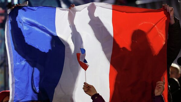 Люди держат флаг Франции