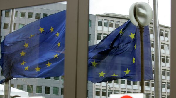 Флаг Евросоюза в отражении дверей, архивное фото