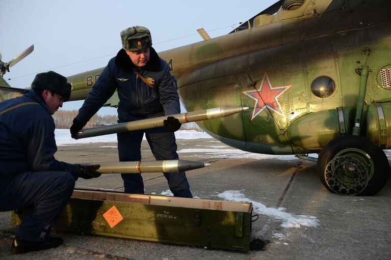 Подготовка вертолета Ми-8 к стрельбе из установки НУРС С-80