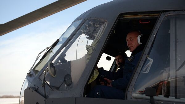 Пилот вертолета Ми-8 перед учебно-тренировочными полетами. Архивное фото