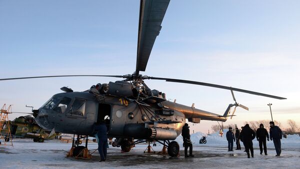 Техническое обслуживание вертолета Ми-8 после учебно-тренировочных полетов. Архивное фото
