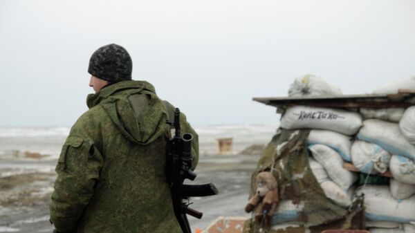 Ополченец на блок-посту в поселке Енакиево в Донецкой области. Архивное фото