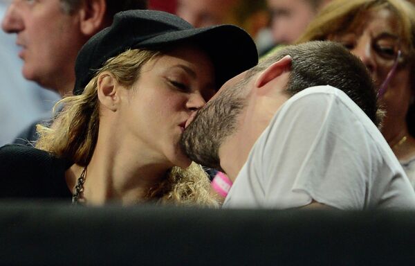 Певица Шакира целуется с мужем Жераром Пике