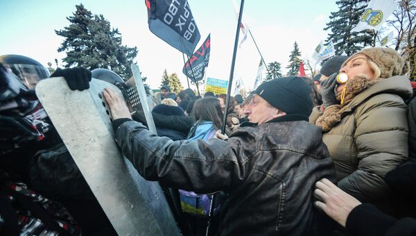 Участники протестной акции во время столкновения с сотрудниками милиции в центре Киева