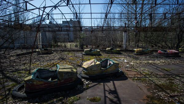 Проржавевший аттракцион в парке эвакуированного после аварии на ЧАЭС городе Припять в Чернобыльской Зоне Отчуждения