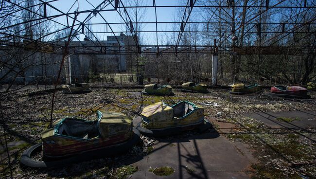 Проржавевший аттракцион в парке эвакуированного после аварии на ЧАЭС городе Припять в Чернобыльской Зоне Отчуждения. Архивное фото