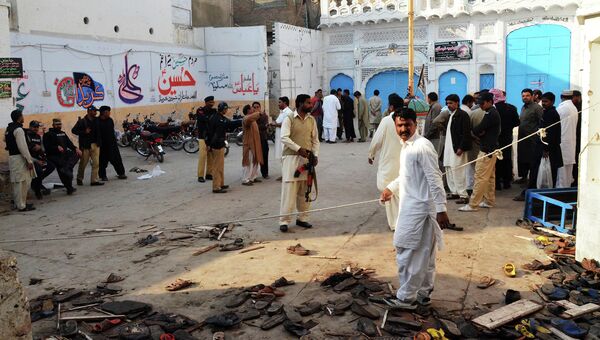 На месте взрыва в округе Шикарпур в провинции Синд на юге Пакистана. 30 января 2015