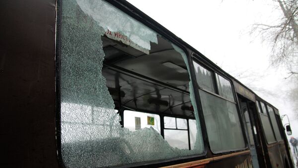Автобус, пострадавший в результате артиллерийского обстрела